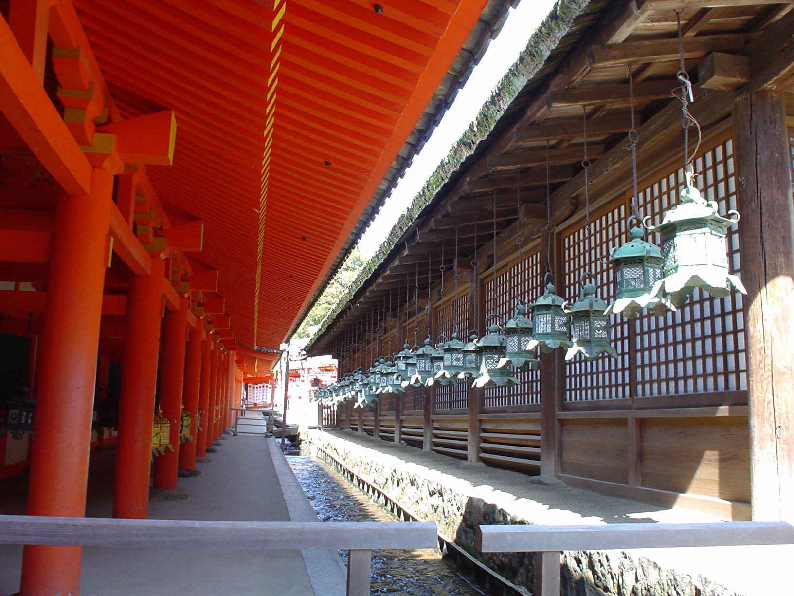 Faroles de piedra en el camino al santuario Kasuga-taisha